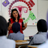 Eine Rotkreuz Mitarbeiterin bei einer Schulung zu Menstruationshygiene