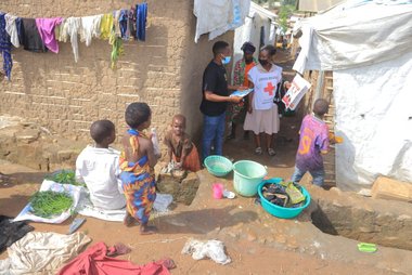 Rotkreuz Mitarbeiter klären in der DR Kongo Menschen über Ebola auf