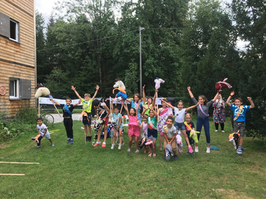Kinder spielen mit großer Freude im Garten des Rotkreuz-Quartiers Flussbauhof