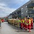 Feuerwehrleute und Rotkreuz-Sanitäter:innen stehen gemeinsam vor dem Seniorenwohnhaus Hallwang