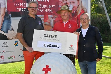 Scheckübergabe über 60.000 Euro beim Golfturnier