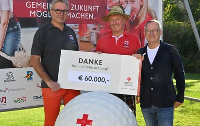 Scheckübergabe über 60.000 Euro beim Golfturnier