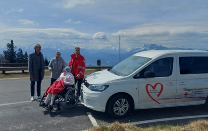 Regina mit ihren Kindern und Walter vom Herzenswunsch-Hospizmobil auf dem Gipfel des Gaisbergs