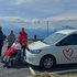 Regina mit ihren Kindern und Walter vom Herzenswunsch-Hospizmobil auf dem Gipfel des Gaisbergs