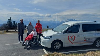 Regina mit ihren Kindern und Walter vom Herzenswunsch-Hospizmobil auf dem Gipfel des Gaisbergs