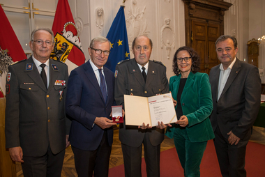 Im Bild: Rotkreuz-Präsident Dr. Werner Aufmesser, Landeshauptmann Wilfried Haslauer, Josef Mayrhofer aus Straßwalchen (Flachgau), Landesrätin Daniela Gutschi, Landesrat Christian Pewny.