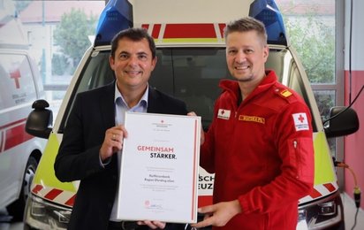 Gerald Schöffmann, MBA, Vorstand der Raiffeisenbank Region Eferding bei der Übergabe der Partnerschaftsurkunde durch Rotkreuz-Bezirksgeschäftsleiter und Bezirksrettungskommandant Philipp Wiatschka