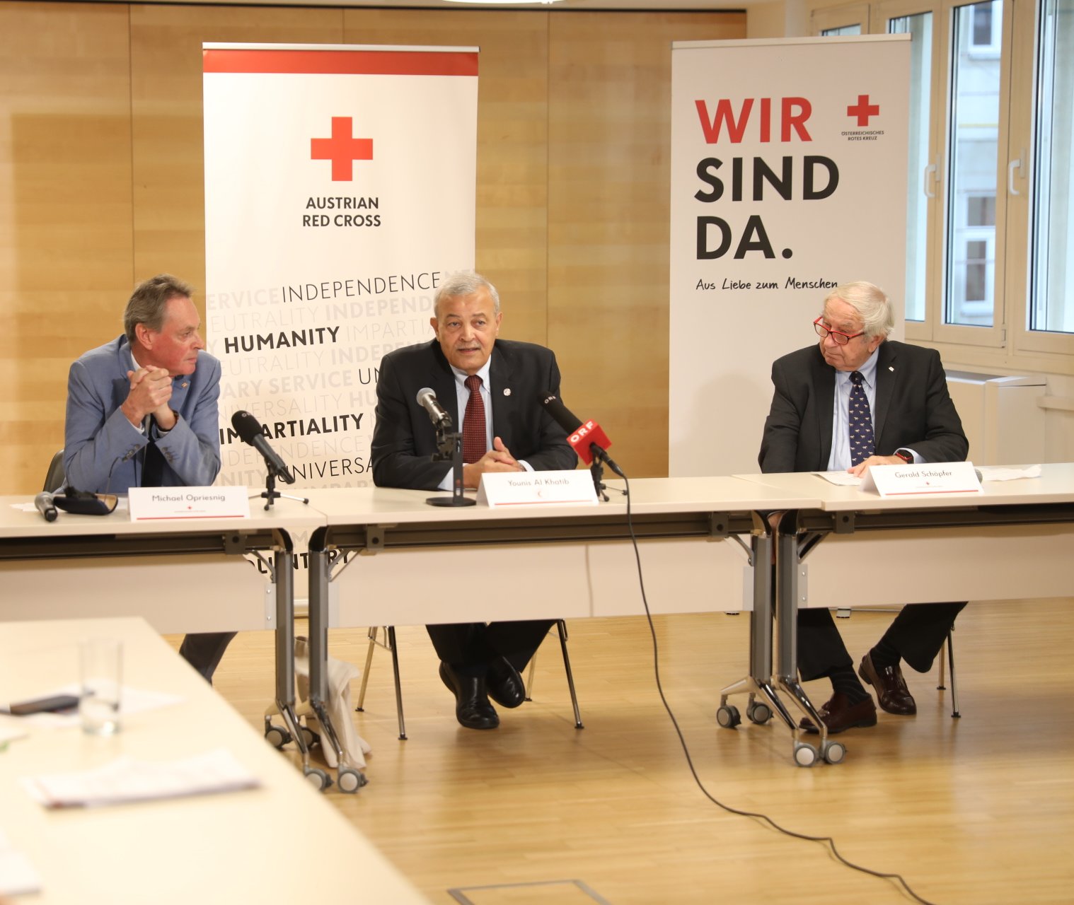 Presse-Hintergrundgespräch mit Dr. Younis Al Khatib, Präsident - © Markus Hechenberger; Österreichisches Rotes Kreuz Foto vom Pressegespräch mit Michael Opriesnig, Younis Al Khatib und Gerald Schöpfer
