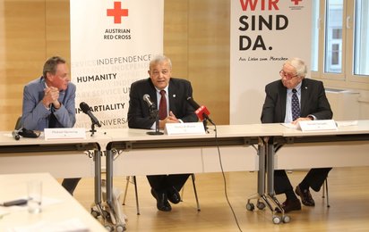 Foto vom Pressegespräch mit Michael Opriesnig, Younis Al Khatib und Gerald Schöpfer