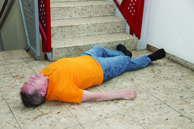 Verletzter liegt nach Stiegensturz auf dem Boden. (Rückenlage)