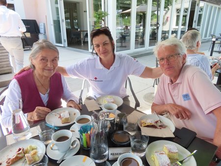 Bewohnerinnen und Mitarbeiterin genießen Kaffee und Strudel beim Seewirt am Mattsee.