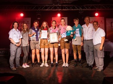 Die Sieger-Jugendgruppe der Kategorie Jugend 2: „rescue SMARTies I“ aus Lungau mit Isabella Pernthaner-Schneider (Bezirksgeschäftsführerin Pinzgau), Emily Eder (Bewerbsleiterin), Michael Hinterhofer (Landesreferent), Dr. Werner Aufmesser