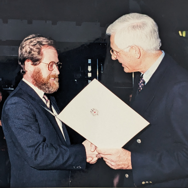 © Privat Helmut Weber wird von Prim. Rainer Passl eine Ehrung überreicht