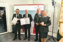 Die Mitglieder die die Verdienstmedaille in Bronze erhalten haben mit Präsident des Roten Kreuzes Tirol Günther Ennemoser und Geschäftsführerin Astrid Stecher