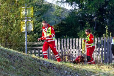 Suchhundeführer:innen mit Suchhund