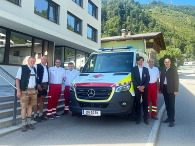 Feierliche Übergabe eines neuen Rettungswagens an die Dienststelle Werfen