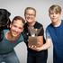 3 Menschen und ein Hund halten die Trophäe von Henri.DerFreiwilligenpreis in die Kamera.