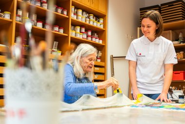 Besucherin im Tageszentrum bastelt