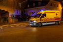 Ein Rettungswagen nachts im Einsatz.