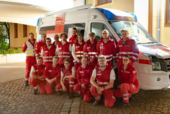 Dienstmannschaft vor Rettungsauto