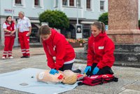 Station am Johannesplatz. v.l Laura Michelitsch, ehemalige Bezirksjugendreferentin, Egon Kleinlercher, Vizepräsident ÖRK LV Tirol und Bezirksstellenleiter und Rotkreuz-Jugendliche