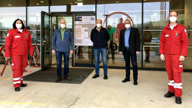 Bezirksstellenkommandantin Katrin Wiesinger, Bürgermeister Franz Wohlmuth, Stadtamtsdirektor Leopold Ott, der Leiter der allgemeinen Verwaltung Reinhard Hubauer und Bezirksstellneleiter-Stv. Daniel Rauchecker vor dem BORG Neulengbach, in dem fünf Teststraßen für die Massentestungen eingerichtet wurden.