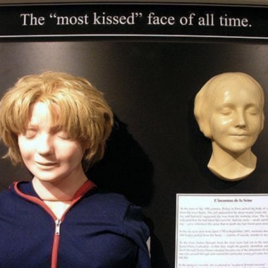 Zu sehen ist eine ältere Version der Wiederbelebungspuppe "Resusci Anne" und die Totenmaske des Mädchens aus der Seine.