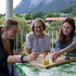 Am Bild spielen zwei junge Damen mit einer Älteren Dame Mensch ärgere Dich nicht. Es ist dies ein Projekt des Jugendrotkreuzes, bei dem junge Menschen ältere unterstützen