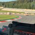 Einige Rettungswagen befinden sich auf einer Rennstrecke (dem Red Bull Ring) und beziehen grade ihre zugewiesenen Posten. Man sieht eine Fahrerkabine von Innen und weitere Rettungswagen vor dem Fahrzeug.