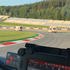 Einige Rettungswagen befinden sich auf einer Rennstrecke (dem Red Bull Ring) und beziehen grade ihre zugewiesenen Posten. Man sieht eine Fahrerkabine von Innen und weitere Rettungswagen vor dem Fahrzeug.