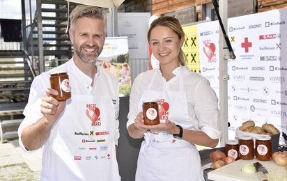 Zwei Köche mit Gläsern in der Hand