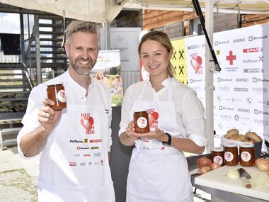 Zwei Köche mit Gläsern in der Hand
