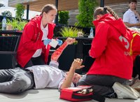 Küchenunfall im Hotel Belmonte in Sillian – Rotkreuz-Jugendliche versorgen einen verletzten Patienten im Rahmen des Bewerbes.