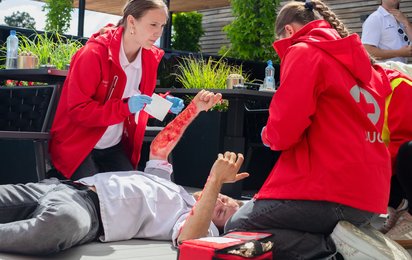 Küchenunfall im Hotel Belmonte in Sillian – Rotkreuz-Jugendliche versorgen einen verletzten Patienten im Rahmen des Bewerbes.