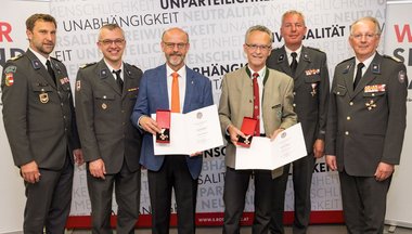 Die Geehrten aus dem Lungau mit Repräsentant:innen des Roten Kreuzes Salzburg: Norbert Planitzer (3. von links), Balthasar Laireiter (4. von links)