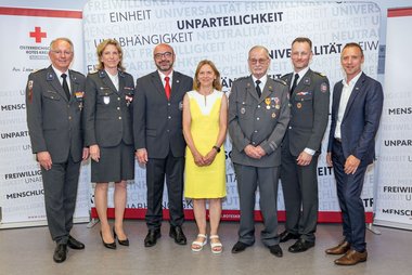 Geehrte mit Repräsentantinnen des Roten Kreuzes Salzburg