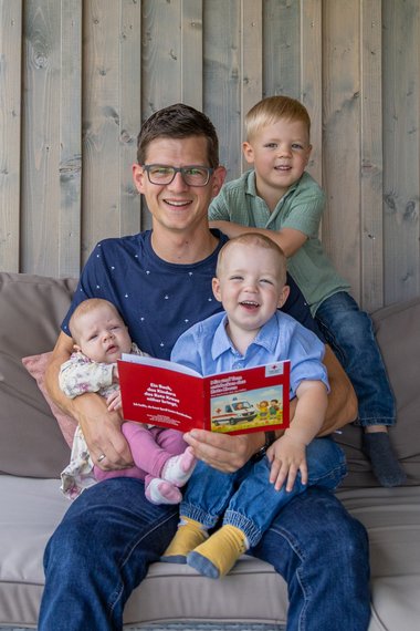 Günther Enzenhofer und seine drei Kinder beim Vorlesen
