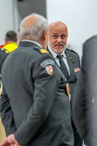 Bezirksrettungskommandant Thomas Huber im Gespräch mit Gästen.