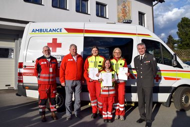 Abteilung Mariapfarr (v.l.n.r.): Bezirksrettungschefarzt Dr. Reinhold Piringer, Bezirksausbildner Günter Grabendorfer, Johanna Wenger, Celina Langaschek, Ingrid Laßhofer, Abteilungskommandant Johann Hohengassner.