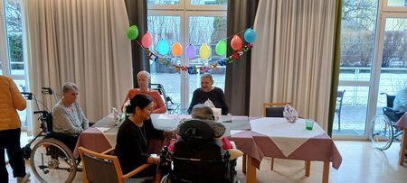 Ein Tisch mit Balloons und Menschen, die Freude empfinden 