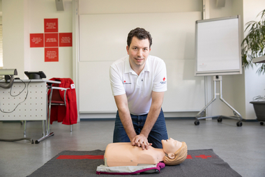 Kursteilnehmer Erste-Hilfe-Kurs beim Üben der Herzdruckmassage an der Übungspuppe