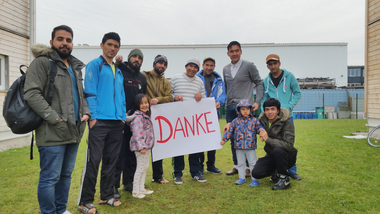 Bewohnerinnen des Rotkreuz-Quartiers in Seekirchen halten ein Schild mit der Aufschrift Danke