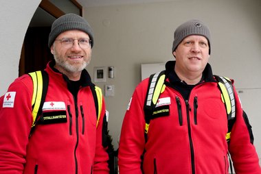 Die beiden im Lammertal im Einsatz befindlichen First Responder Peter Hirscher (links) und Matthäus Schlager, beide in Rotkreuz-Uniform.