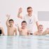 Landesschwimmreferent Michael Heilbrunner besuchte einen Schwimmkurs in Wels. Man sieht Kinder und den Schwimmlehrer im Hallenbad.