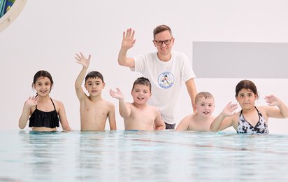 Bewegung im Wasser macht Spaß und fördert die Gesundheit - © OÖRK / Werner Asanger Landesschwimmreferent Michael Heilbrunner besuchte einen Schwimmkurs in Wels. Man sieht Kinder und den Schwimmlehrer im Hallenbad.
