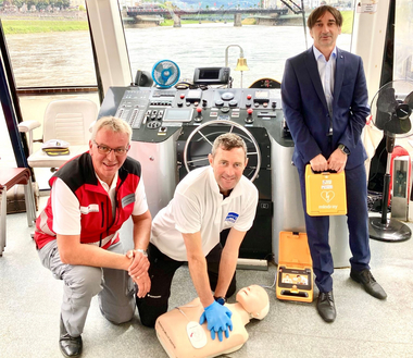 Captain Darren bekommt eine Einschulung am Defibrillator