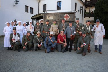 Das Rote Kreuz Eferding zu Gast in Tschechien - Drei Nationen am historischen Verbandsplatz