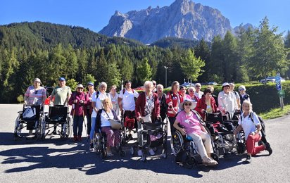 Die gesamte Reisegruppe genießt den Sonnenschein.