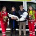 Baby Josef mit seinen Eltern und zwei Rettungssanitäterinnen.