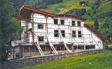 Bauphase der neuen Rotkreuz-Ortsstelle im Defereggental, 1997